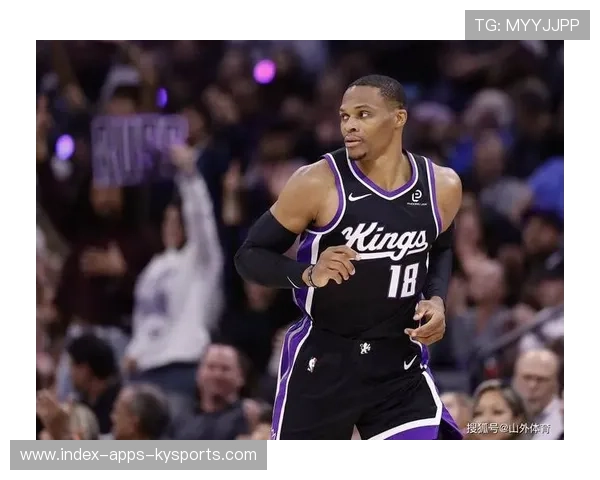 威斯布鲁克飞身抢下前场篮板点燃比赛